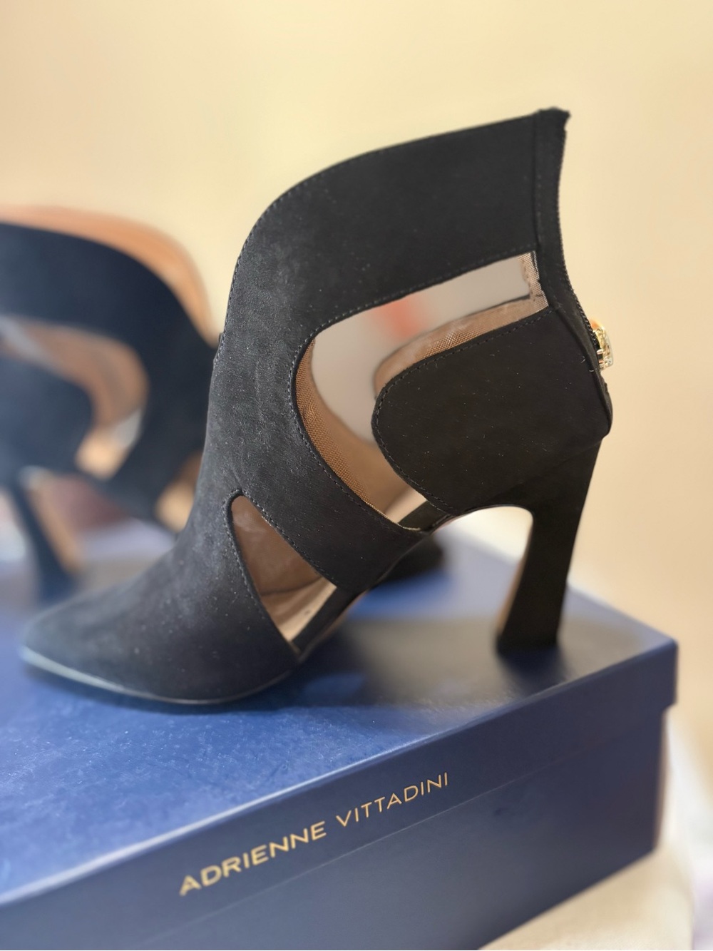 Adrienne Vittadini Women's Black Mesh Zip Pointed Toe Pump Heels
US 6.5 M